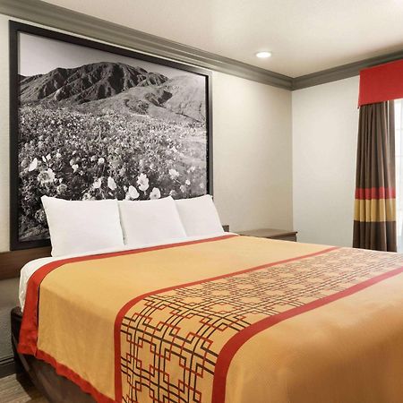 Super 8 By Wyndham Santa Clarita/Valencia Motel Eksteriør bilde