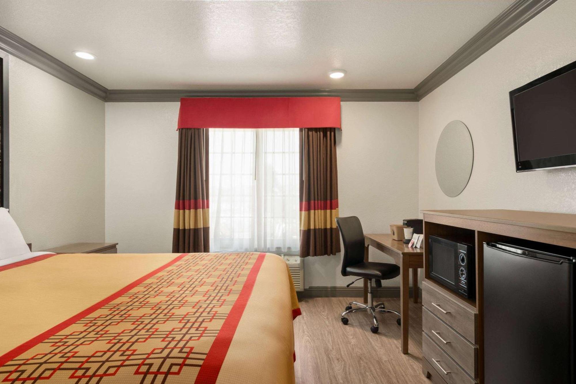 Super 8 By Wyndham Santa Clarita/Valencia Motel Eksteriør bilde